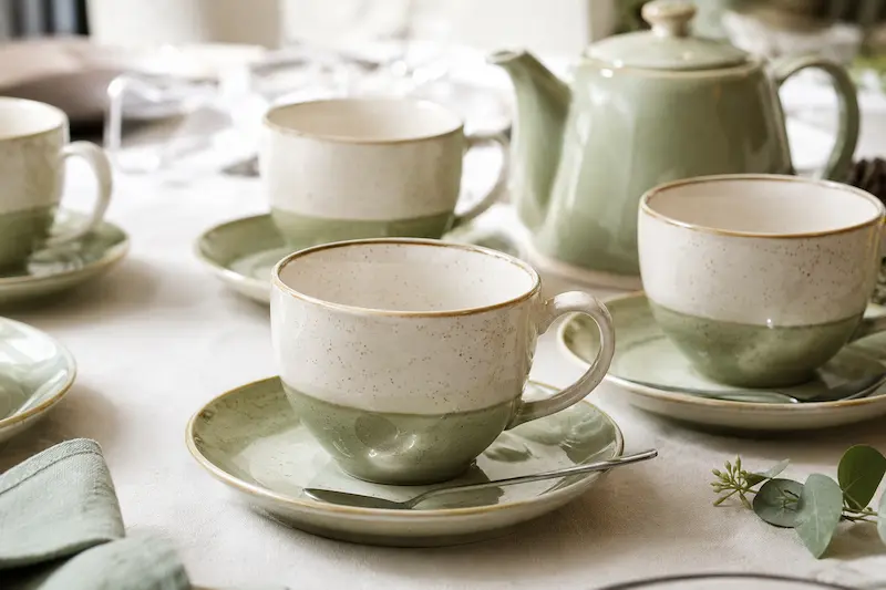 Ceramic tea cups and saucers for hotel and restaurant use